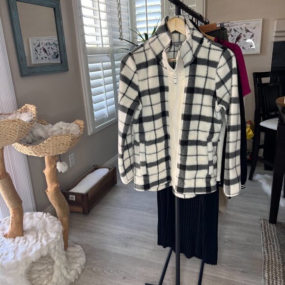 T by Talbots Jacket Womens SZ MP Black and White Merry Plaid Cozy Sherpa Outdoor - Picture 14 of 14